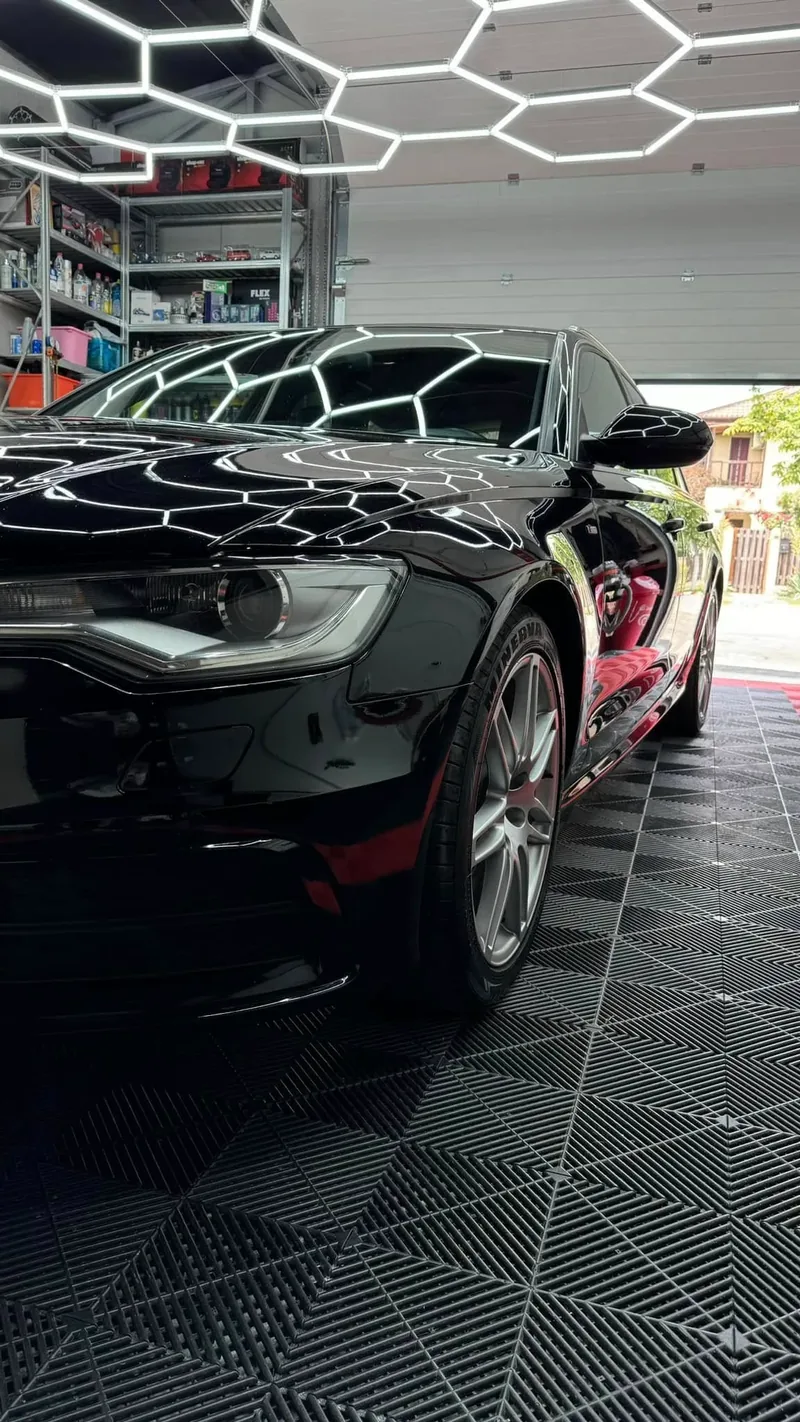 Interiorul atelierului, cu un Audi pregătit pentru polish