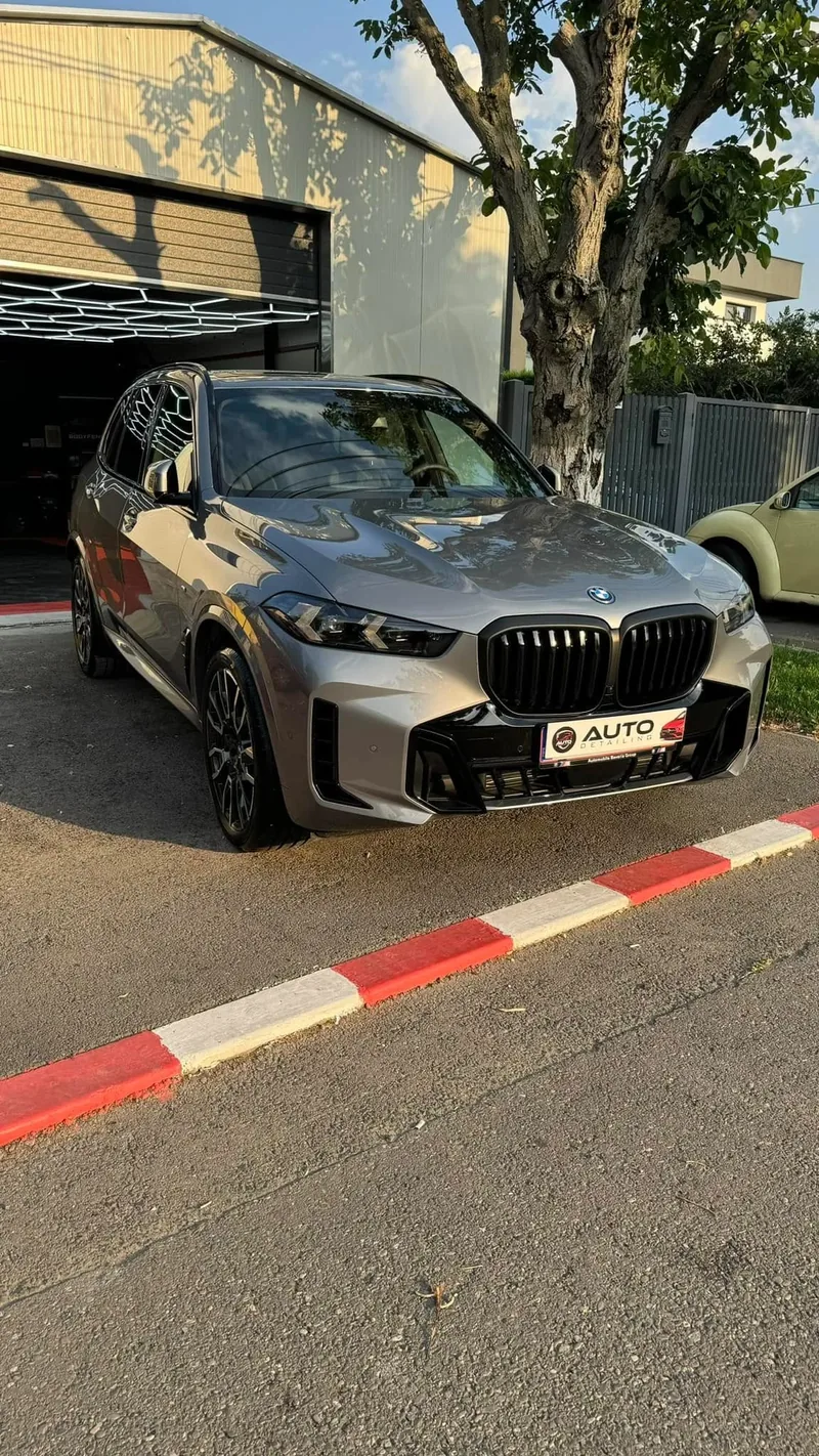 BMW finalizat, parcat în fața atelierului