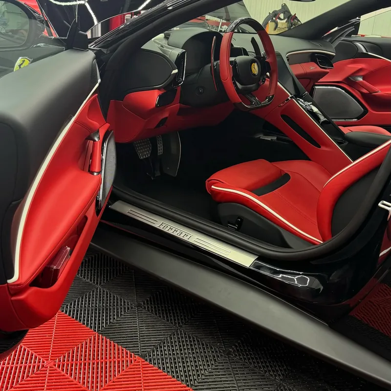 Interior Ferrari din piele roșie